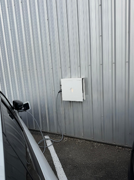 Installation d'une borne de recharge IRVE 7,5 kW chez UUDS à Seysses
